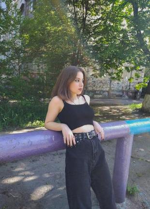 Обычный черный топ на бретельках в рубчик crop-top
