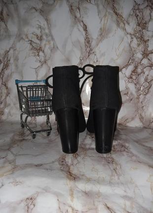 Черные босоножки на шнуровке на удобных каблуках4 фото