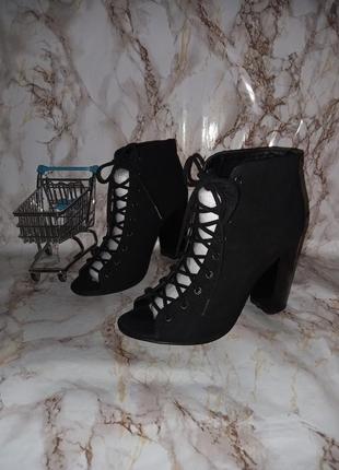 Черные босоножки на шнуровке на удобных каблуках3 фото