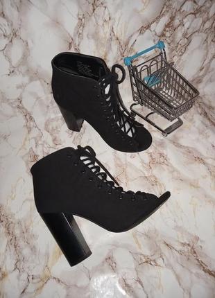 Черные босоножки на шнуровке на удобных каблуках2 фото