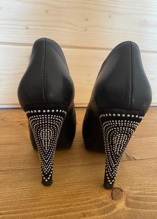 Шкіряні чорні туфлі з прикрашеним каблуком