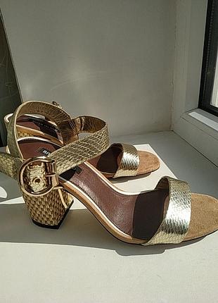 Босоножки в золотые