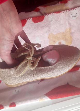 Нарядні фірмові нові золотисті туфельки французького бренду vertbaudet 32 р2 фото