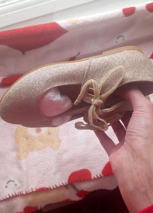 Нарядні фірмові нові золотисті туфельки французького бренду vertbaudet 32 р3 фото