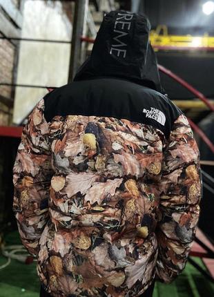 Пуховик supreme x tnf nuptse 700 backpack maple leaves4 фото