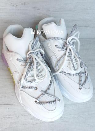 Женские белые кроссовки с цветной подошвой2 фото