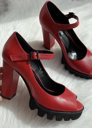 Червоні шкіряні босоніжки туфлі на тракторній підошві натуральна шкіра
