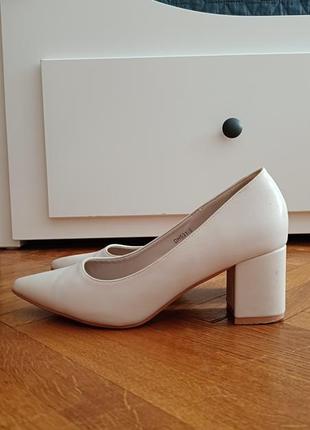 Туфли женские классические бежевого цвета 38 размер1 фото
