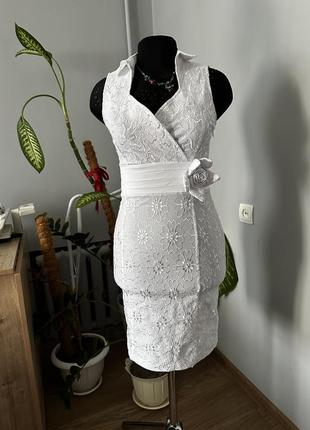Гарна біла сукня
