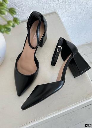 Черные кожаные классические туфли лодочки на среднем толстом каблуке с ремешком острым носом7 фото