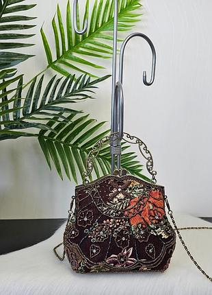 Красивая маленькая сумочка вышитая бисером