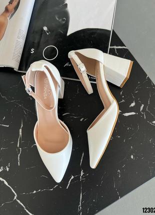 Белые кожаные классические туфли лодочки на среднем толстом каблуке с ремешком острым носом