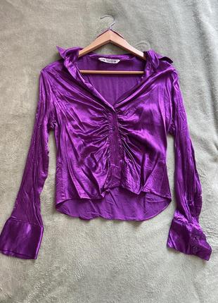 Атласная блуза zara короткая фиолетового цвета