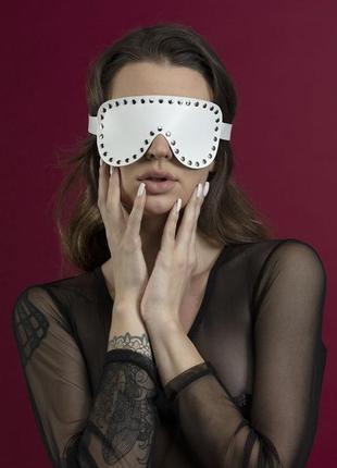 Маска на глаза с заклепками feral feelings - blindfold mask, натуральная кожа, белая  18+