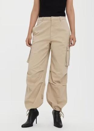 Брюки карго, коттоновые карго, штаны с карманами, бежевые карго от бренда vero moda3 фото