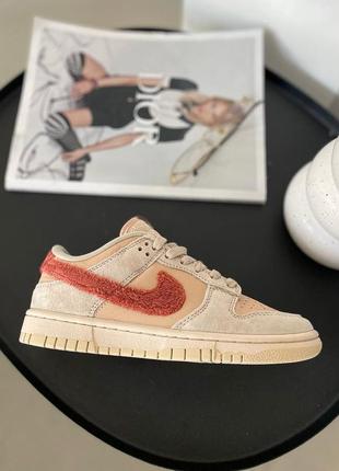 Стильні жіночі кросівки nike sb dunk low terry swoosh бежеві1 фото