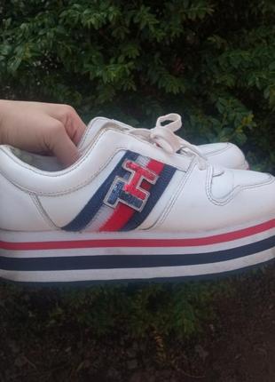 Кросівки білі tommy hilfiger на танкетці1 фото