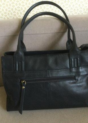 Gigi, компактная вместительная кожаная сумка известного английского бренда.4 фото