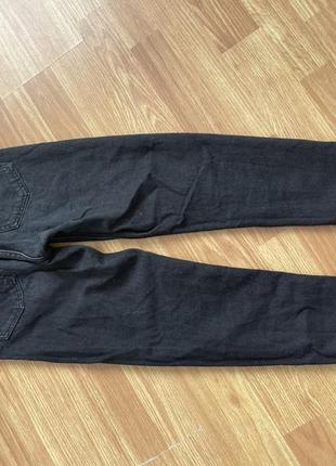 Черные джинсы мом3 фото