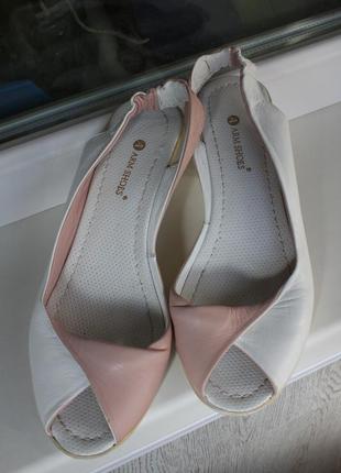 Туфлі, босоніжки шкіряні на маленькому підборах