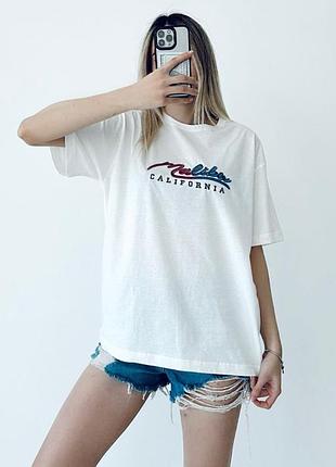 Базова футболка біла з акцентом у вигляді вишивки