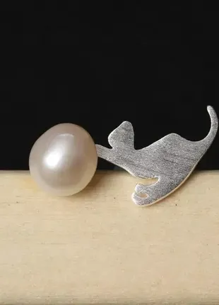Серебряные серьги "играющие котики" с натуральным жемчугом2 фото