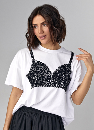 Чорно-біла грація: жіноча футболка з мереживним принтом