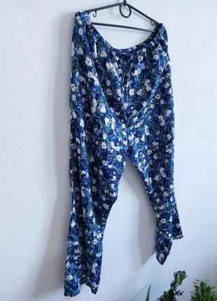 Атласные пижамные штаны на резинке в цветочный принт2 фото