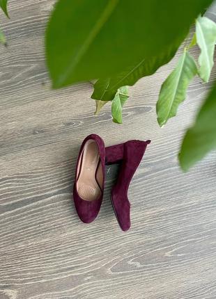 Замшевые женские туфли бордового цвета