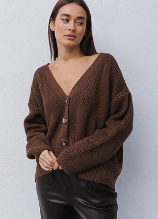 В`язаний жіночий кардиган oversize короткий темно-коричневого кольору