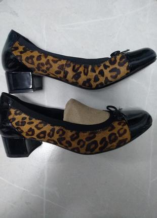 Туфли балетки из кожи/мех пони с бантом от бренда clarks анимали принт
