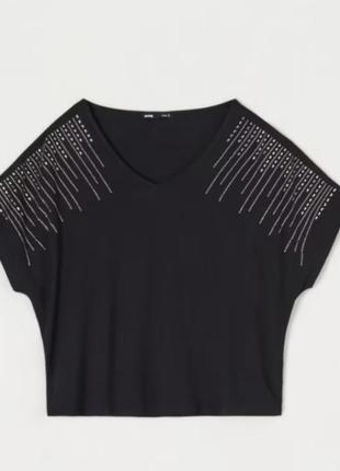 Красивая футболка прямого кроя черного цвета с стразами