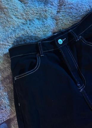 Черные джинсы с белыми нитями1 фото