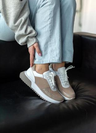Жіночі кросівки бежево-білі зі вставками замші | 80353
