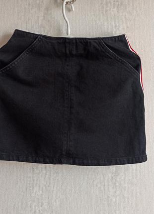 Юбка джинсовая мини, по бокам красная лента,идеальная.2 фото