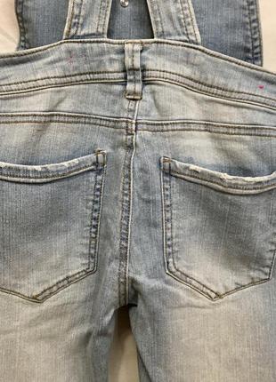 Голубой джинсовый комбинезон с узкими штанинами7 фото