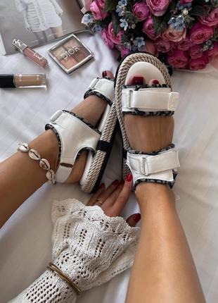 Прекрасные женские сандали босоножки в стиле christian dior sandals white logo белые7 фото