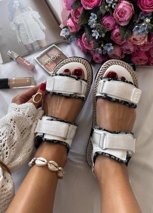 Прекрасные женские сандали босоножки в стиле christian dior sandals white logo белые3 фото