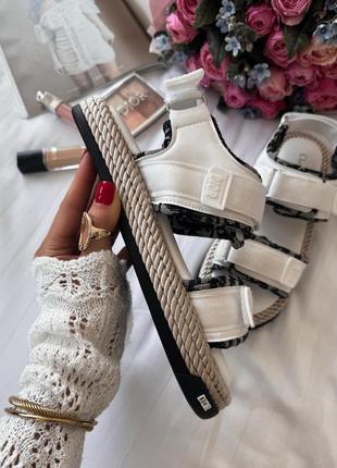 Прекрасные женские сандали босоножки в стиле christian dior sandals white logo белые5 фото