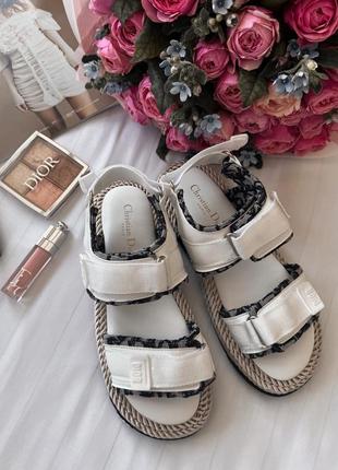 Прекрасные женские сандали босоножки в стиле christian dior sandals white logo белые1 фото