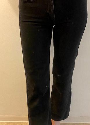 Черные джинсы mango