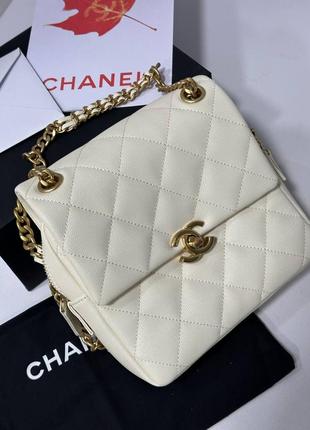 Белая кожаная сумка в стиле chanel