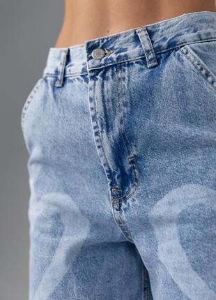 Женские джинсы с принтом в форме сердца4 фото