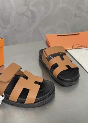 Кожаные шлепанцы в стиле hermes