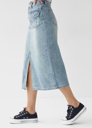 Джинсовая юбка с разрезом и накладными карманами3 фото