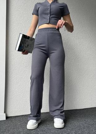 Костюм женский однотонный топ на пуговицах брюки на высокой посадке качественный, стильный серый мокко3 фото
