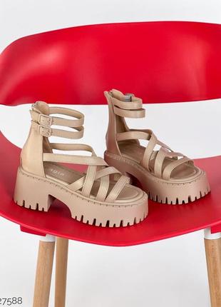 Женские бежевые босоножки на тракторной платформе