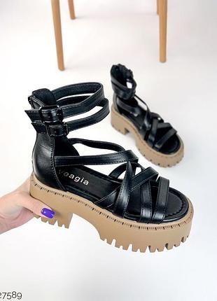 Жіночі стильні чорні босоніжки на масивній бежевій тракторній підошві