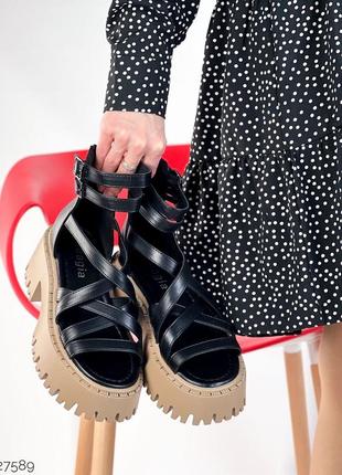 Жіночі стильні чорні босоніжки на масивній бежевій тракторній підошві