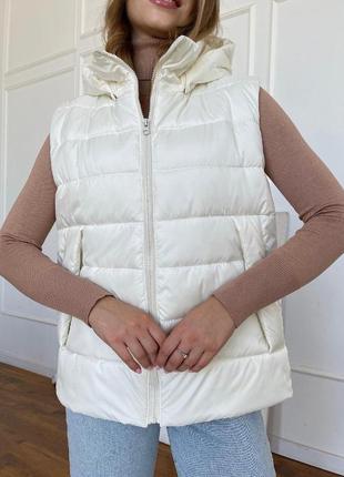 Женская демисезонная куртка / жилет трансформер с капюшоном молочная4 фото